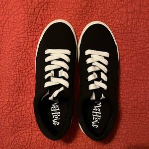 Women’s size 8 Mad Love Black Sneakers